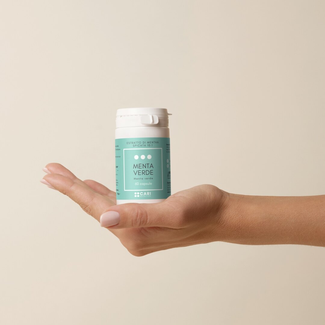 Barattolo di Menta Verde di CARI Nutrition sul palmo di una mano